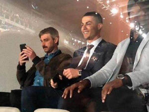 رونالدو (وسط) يتابع المباراة