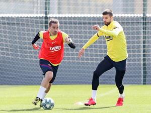 صورة التقطت أمس لجيرارد بيكيه وأنتوان غريزمان أثناء الحصة التدريبية