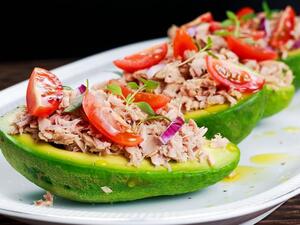 قوارب الأفوكادو بسلطة التونة