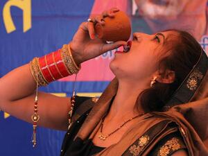 الهندوس يشربون "بول البقر" في الهند