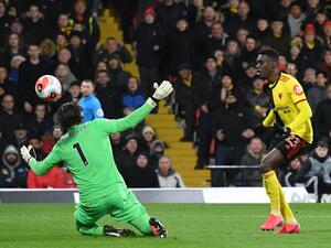 سار (يمين) يسجل في شباك أليسون