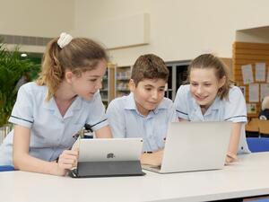 تشمل الدورات ثلاثة مستويات (المستكشف؛ والمبتكر، والمحترف)، وسيجري تقديمها في إطار المنهاج الدراسي وكدورات فردية يمكن للطلاب الاستفادة منها في الوقت الذي يناسبهم. ولدى إكمال كل دورة