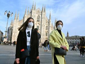Locals and tourists wear face masks in Milan /AFP