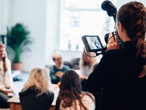 ما تفسير الحلم بمؤتمر صحفي في المنام؟