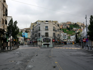 A usually busy street in the centre of the Jordanian capital Amman is deserted during a nationawide curfew imposed by the authorities in order to control the spread of the novel coronavirus, on March 21, 2020. Khalil MAZRAAWI  (AFP File Photo)