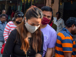 People wearing facemarks shop at a fish market over the spread of Covid-19 in Siliguri, one of the Spanish cities hit by Covid-19 (AFP Photo)