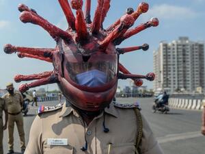 خوذة على شكل فيروس "كورونا"