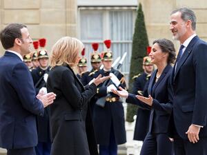 الرئيس الفرنسي "إيمانويل ماكرون" خلال استقباله ملك وملكة إسبانيا