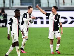 ديبالا (يمين) يحتفل بهدفه الرائع