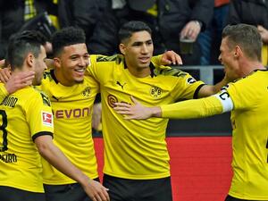 سانشو (الثاني من اليسار) يقود دورتموند للفوز