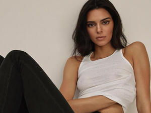 She completed her sexy ensemble with black Jimmy Choo patent pumps.