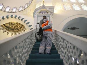 بكاء مؤذني السعودية بعد إيقاف صلوات الجماعة في المساجد