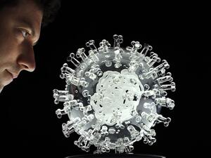 الفنان البريطاني "لوك جيرام" مع مجسم كورونا