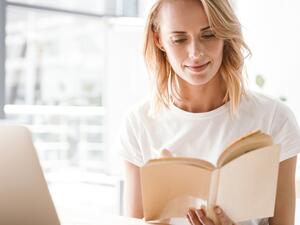 ابحثي عن رواية سبق أن اشتريتها ولم يتنسنّ لك الوقت لقراءتها.