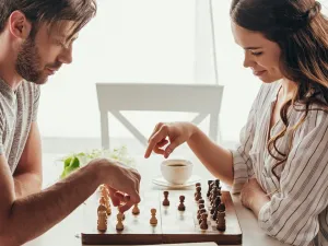 يمكن للشريكين الوصول إلى مستويات الذروة في السعادة عن طريق مساعدة بعضهم البعض 