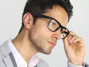 يجب أن يحرص الرجل صاحب الوجه المستدير على اختيار النظارات الطبية