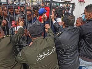 Several hundred Tunisians demonstrated in a working class neighbourhood of Tunis, demanding promised government support and protesting a week-old lockdown against the coronavirus pandemic that has disproportionately impacted the poor. FETHI BELAID / AFP