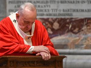 Pope Francis prays as he celebrates Palm Sunday mass behind closed doors at the Chair of Saint Peter in St. Peter's Basilica mass on April 5, 2020 in The Vatican, during the lockdown aimed at curbing the spread of the COVID-19 infection, caused by the novel coronavirus. Alberto PIZZOLI / POOL / AFP