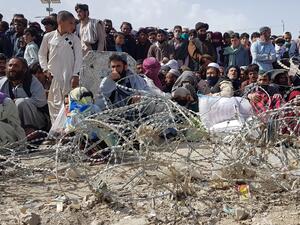 Afghan nationals wait to cross Pakistan and Afghanistan border during a government-imposed nationwide lockdown as a preventive measure against the COVID-19 coronavirus, at the Pakistan's border town of Chaman on April 7, 2020. Asghar ACHAKZAI / AFP