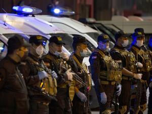 Iraqi security forces wearing protective masks pay tribute to health personnel for their efforts during the coronavirus COVID-19 pandemic crisis, in the southern city of Basra on April 07, 2020. AFP/File