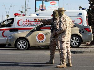Members of the Libyan security forces man a checkpoint in the capital Tripoli, to insure that the strict measures taken by the authorities to stem the spread of the novel coronavirus are respected, on April 10, 2020. Mahmud TURKIA / AFP