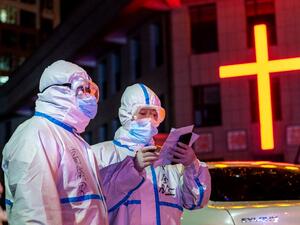 This photo taken on April 25, 2020 shows medical workers wearing protective gear looking for close contacts with patients that tested positive on nucleic acid tests for the COVID-19 coronavirus in Suifenhe in China's northeastern Heilongjiang province. New clusters of coronavirus infections in northeastern China near the Russian border forced officials on April 22 to tighten restrictions on movement as they seek to prevent a second outbreak of the contagion. STR / AFP