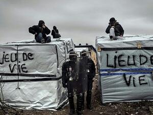 Policemen dismantle shacks on March 1, 2016 in the 'Jungle' migrant camp in the French northern port city of Calais. (AFP / PHILIPPE HUGUEN)