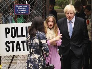 لارا مع والدها جونسون