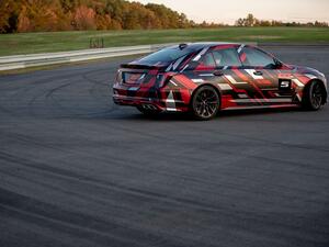  كاديلاك تطلق اسم CT4-V Blackwing و CT5-V Blackwingعلى طرازي الأداء الفائق 