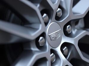 جميع الإطارات معرضة لحدوث تسطح جزئي على سطحها في حال عدم تحريك السيارة أو قيادتها لفترة طويلة من الزمن. قد تؤدي هذه الأجزاء المسطحة إلى زيادة اهتزاز السيارة. 