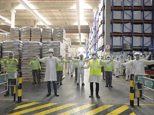 يعمل حالياً  أكثر من 10 آلاف موظف لدى "نستله" بجهد في الخطوط الأمامية التي كل من المصانع والمستودعات والخدمات اللوجستية والمبيعات والتوصيل إلى المنازل. 