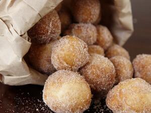 كرات الخبز بالقرفة والسكر