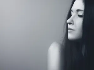 ما هي الأسباب التي تؤدي إلى ظهور الشيب المبكر؟