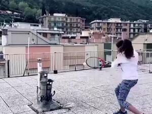 مباراة تنس على أسطح المنازل