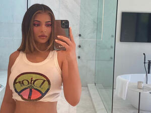 She showed off a stunning natural makeup look