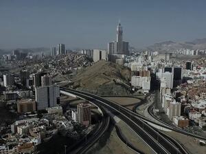 لقطة من الجو تظهر خلو شوارع مكة المكرمة من المركبات والمارة/ أرشيفية