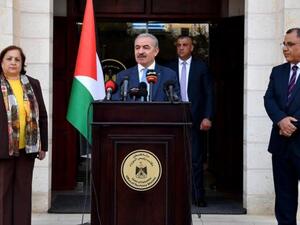 رئيس الوزراء الفلسطيني محمد اشتية والناطق باسم حكومته إبراهيم ملحم 