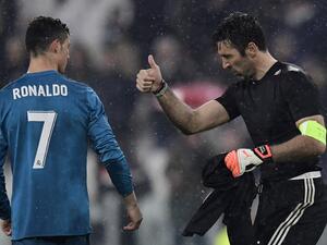 مبابي يحيي رونالدو بعد نهاية المباراة الشهيرة بين يوفنتوس وريال مدريد في أبريل 2018