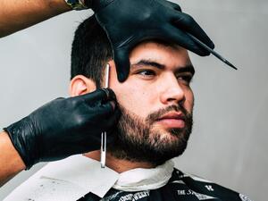 إذا طال شعر الرأس عن اللزوم وبدأ يدخل الأذنين