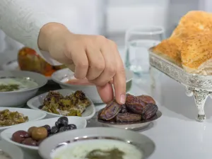 يساهم تناول المشروبات الدافئة مثل مشروبات الأعشاب الطبيعية