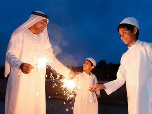 إيقاظهم مبكرًا وقت صلاة العيد وإلباسهم أفضل الملابس وأجملها وفتح التلفاز على وقت صلاة العيد والتكبير معهم وتعليم الأطفال كيفية أداء صلاة العيد
