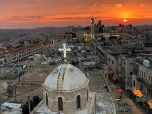 من الضروري إبقاء مسافة لا تقل عن مترين بين كل شخص وآخر