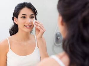 هناك بعض الفتيات اللاتي يرتكبن خطأً كبيرًا بترك المكياج على الوجه أثناء النوم