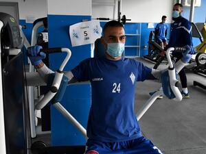  Players of Buducnost football club wearing protective facemasks train at their stadium in Podgorica (Photo: AFP)