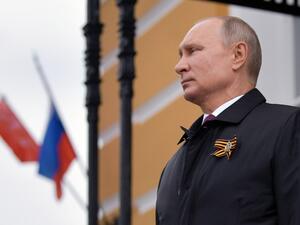 Russian President Vladimir Putin looks at military aircrafts flying over the Kremlin and Red Square to mark the 75th anniversary of the victory over Nazi Germany in World War Two, Moscow, May 9, 2020. Alexey DRUZHININ / SPUTNIK / AFP