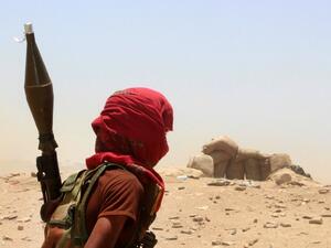 A fighter from of the Southern Transitional Council (STC) looks on during clashes with Saudi-backed government forces in the Sheikh Salim area in the southern Abyan province on May 12, 2020. Saleh Al-OBEIDI / AFP