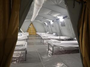 This picture taken on May 13, 2020 shows a view of bunk beds set up at a medical tent in a newly-opened field hospital to treat COVID-19 coronavirus patients in the Muslim holy city of Mecca in Saudi Arabia. Bandar al-DANDANI / AFP