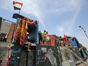 Iraqi protesters gather on the al-Jumhuriyah bridge in the capital Baghdad during an anti-government demonstration on May 14, 2020 after authorities eased up the lockdown measures that they had imposed in a bid to slow the spread of the novel coronavirus Covid-19. AHMAD AL-RUBAYE / AFP