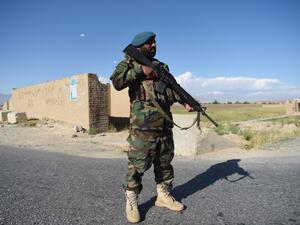 An Afghan National Army (ANA) soldier stands gourds as Taliban prisoners are released from the Bagram prison, at a checkpoint in the Bagram district of Afghanistan's Parwan Province on May 26, 2020. Afghan authorities plan to release 900 more Taliban prisoners on May 26, as calls grow for the militants to extend a ceasefire on its third and final day. WAKIL KOHSAR / AFP