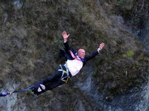 عمدة منطقة مقاطعة "كوينز تاون لايك" النيوزيلندية 